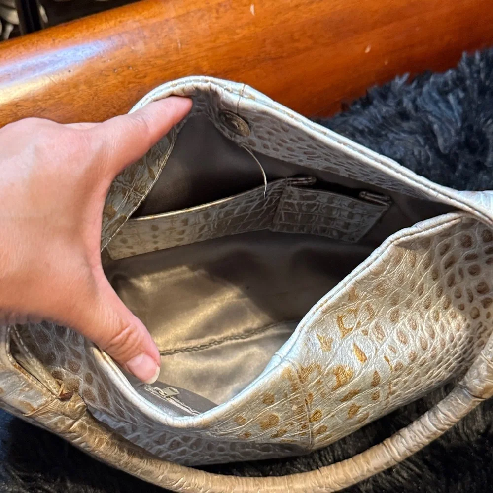 Chic Crocodile-Embossed Hobo Bag in Cream